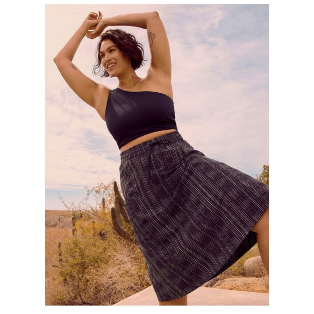 🖤NWTS-$100 ATHLETA Arrival Midi Skirt SIZE 14 Featherweight Stretch POCKETS! - Picture 2 of 7